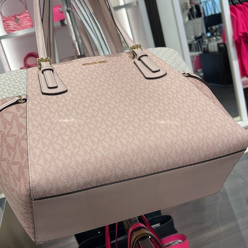 Michael Kors Voyager Lg Color-Block Signature Logo Tote Bag
Powder Blush Multi - Picture 5 of 16